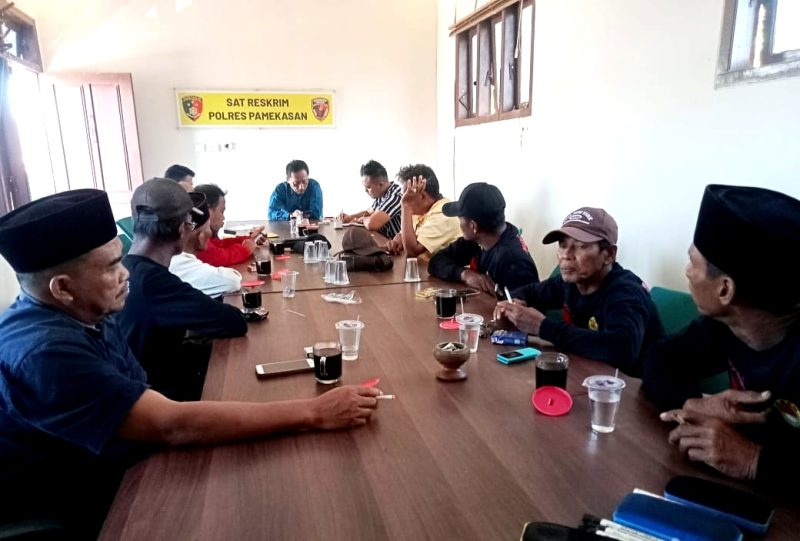 TAGIH KOMITMEN: Sejumlah Aktivis ARCI audiendi dengan Kasatreskrim Polres Pamekasan, AKP Doni Setiawan tekait kasus dugaan kejahatan lingkungan, Jumat (11/7/2025).