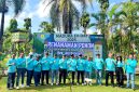 Bupati Sumenep Achmad Fauzi Wongsojudo didampingi GM PLN UID Jatim, Ahmad Mustaqir dan Manager PLN UP3 Madura, Fahmi Fahrezi serta tim foto bersama di area penanaman pohon. (MOH. IQBALUL KHAVEI MZ / KLIKMADURA)