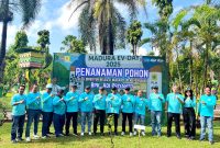 Bupati Sumenep Achmad Fauzi Wongsojudo didampingi GM PLN UID Jatim, Ahmad Mustaqir dan Manager PLN UP3 Madura, Fahmi Fahrezi serta tim foto bersama di area penanaman pohon. (MOH. IQBALUL KHAVEI MZ / KLIKMADURA)
