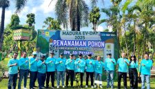 Bupati Sumenep Achmad Fauzi Wongsojudo didampingi GM PLN UID Jatim, Ahmad Mustaqir dan Manager PLN UP3 Madura, Fahmi Fahrezi serta tim foto bersama di area penanaman pohon. (MOH. IQBALUL KHAVEI MZ / KLIKMADURA)