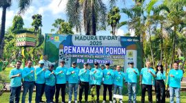 Bupati Sumenep Achmad Fauzi Wongsojudo didampingi GM PLN UID Jatim, Ahmad Mustaqir dan Manager PLN UP3 Madura, Fahmi Fahrezi serta tim foto bersama di area penanaman pohon. (MOH. IQBALUL KHAVEI MZ / KLIKMADURA)