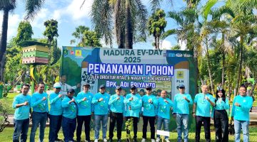 Bupati Sumenep Achmad Fauzi Wongsojudo didampingi GM PLN UID Jatim, Ahmad Mustaqir dan Manager PLN UP3 Madura, Fahmi Fahrezi serta tim foto bersama di area penanaman pohon. (MOH. IQBALUL KHAVEI MZ / KLIKMADURA)