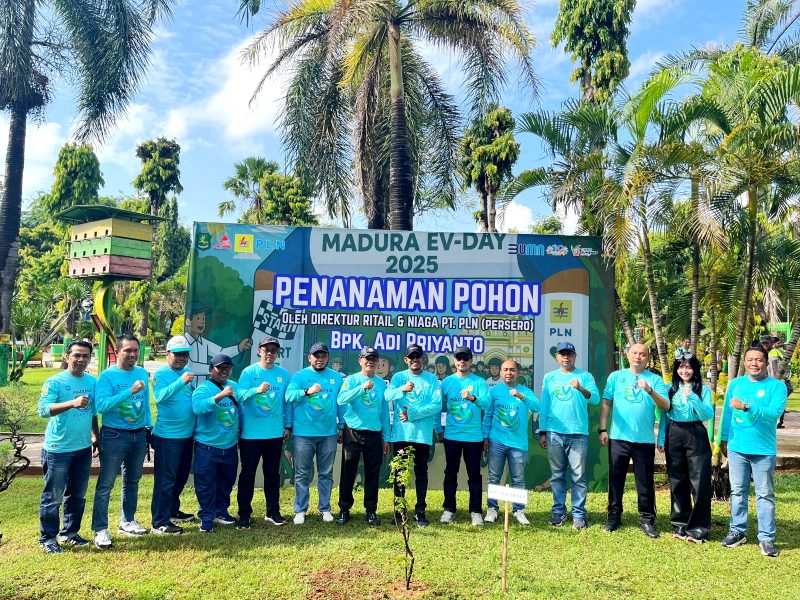 Bupati Sumenep Achmad Fauzi Wongsojudo didampingi GM PLN UID Jatim, Ahmad Mustaqir dan Manager PLN UP3 Madura, Fahmi Fahrezi serta tim foto bersama di area penanaman pohon. (MOH. IQBALUL KHAVEI MZ / KLIKMADURA)