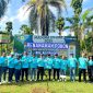 Bupati Sumenep Achmad Fauzi Wongsojudo didampingi GM PLN UID Jatim, Ahmad Mustaqir dan Manager PLN UP3 Madura, Fahmi Fahrezi serta tim foto bersama di area penanaman pohon. (MOH. IQBALUL KHAVEI MZ / KLIKMADURA)