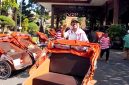 Salah satu penerima abang becak foto di atas becak listrik pemberian Presiden Prabowo Subianto di Pendopo Agung Ronggosukowati Pamekasan. (MOH. IQBALUL KHAVEI MZ / KLIKMADURA)