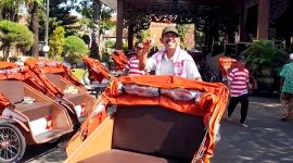 Salah satu penerima abang becak foto di atas becak listrik pemberian Presiden Prabowo Subianto di Pendopo Agung Ronggosukowati Pamekasan. (MOH. IQBALUL KHAVEI MZ / KLIKMADURA)