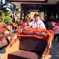 Salah satu penerima abang becak foto di atas becak listrik pemberian Presiden Prabowo Subianto di Pendopo Agung Ronggosukowati Pamekasan. (MOH. IQBALUL KHAVEI MZ / KLIKMADURA)