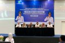 SEMANGAT: Kepala Dinsos Pamekasan Herman Hidayat Santoso (tiga dari kanan) menghadiri sosialisasi BLT DBHCHT. (LAILIYATUN NURIYAH/KLIK MADURA).