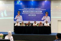 SEMANGAT: Kepala Dinsos Pamekasan Herman Hidayat Santoso (tiga dari kanan) menghadiri sosialisasi BLT DBHCHT. (LAILIYATUN NURIYAH/KLIK MADURA).