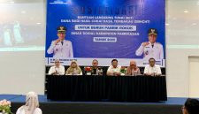 SEMANGAT: Kepala Dinsos Pamekasan Herman Hidayat Santoso (tiga dari kanan) menghadiri sosialisasi BLT DBHCHT. (LAILIYATUN NURIYAH/KLIK MADURA).