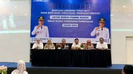 SEMANGAT: Kepala Dinsos Pamekasan Herman Hidayat Santoso (tiga dari kanan) menghadiri sosialisasi BLT DBHCHT. (LAILIYATUN NURIYAH/KLIK MADURA).