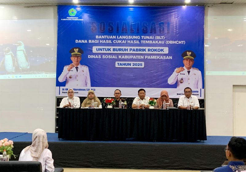 SEMANGAT: Kepala Dinsos Pamekasan Herman Hidayat Santoso (tiga dari kanan) menghadiri sosialisasi BLT DBHCHT. (LAILIYATUN NURIYAH/KLIK MADURA).