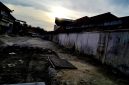Suasana di belakang Pasar Srimangunan, Sampang setelah kanopi dibongkar Satpol PP. (IBNU ANSORI / KLIKMADURA)