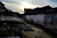 Suasana di belakang Pasar Srimangunan, Sampang setelah kanopi dibongkar Satpol PP. (IBNU ANSORI / KLIKMADURA)