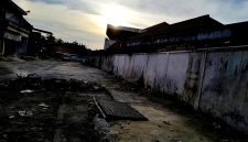 Suasana di belakang Pasar Srimangunan, Sampang setelah kanopi dibongkar Satpol PP. (IBNU ANSORI / KLIKMADURA)