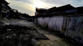 Suasana di belakang Pasar Srimangunan, Sampang setelah kanopi dibongkar Satpol PP. (IBNU ANSORI / KLIKMADURA)