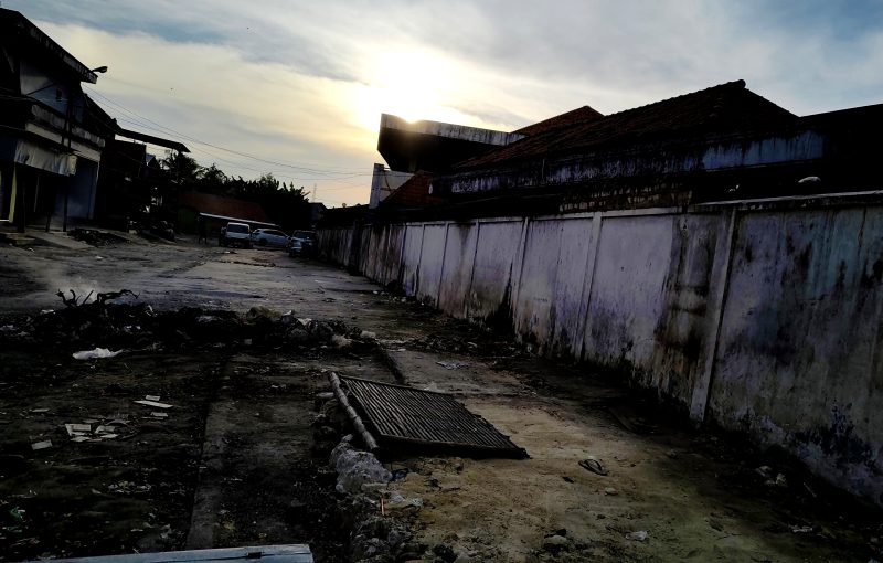 Suasana di belakang Pasar Srimangunan, Sampang setelah kanopi dibongkar Satpol PP. (IBNU ANSORI / KLIKMADURA)