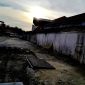 Suasana di belakang Pasar Srimangunan, Sampang setelah kanopi dibongkar Satpol PP. (IBNU ANSORI / KLIKMADURA)