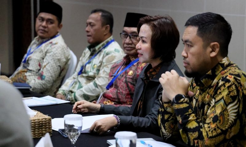 Bupati Pamekasa KH. Kholilurrahman, Wabup H. Sukriyanto dan Ketua DPRD Pamekasan Ali Masyukur saat audiensi dengan KPK di Gedung Merah Putih, Jakarta Pusat. (Sumber: kpk.go.id)