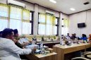 Sejumlah wali murid dan mantan tenaga pendidik SDIT Al-Uswah saat audiensi di Komisi IV DPRD Pamekasan. (LAILIYATUN NURIYAH / KLIKMADURA)