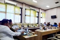 Sejumlah wali murid dan mantan tenaga pendidik SDIT Al-Uswah saat audiensi di Komisi IV DPRD Pamekasan. (LAILIYATUN NURIYAH / KLIKMADURA)