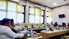 Sejumlah wali murid dan mantan tenaga pendidik SDIT Al-Uswah saat audiensi di Komisi IV DPRD Pamekasan. (LAILIYATUN NURIYAH / KLIKMADURA)