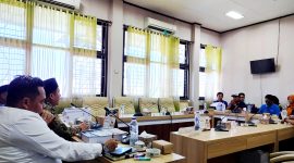 Sejumlah wali murid dan mantan tenaga pendidik SDIT Al-Uswah saat audiensi di Komisi IV DPRD Pamekasan. (LAILIYATUN NURIYAH / KLIKMADURA)