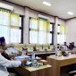 Sejumlah wali murid dan mantan tenaga pendidik SDIT Al-Uswah saat audiensi di Komisi IV DPRD Pamekasan. (LAILIYATUN NURIYAH / KLIKMADURA)