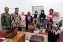 PEDULI: Kepala SMAN 3 Pamekasan Wardi, S.Pd (pakai kopyah) dan para guru saat foto bersama siswa. (LAILIYATUN NURIYAH/KLIK MADURA).
