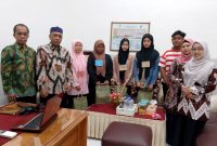 PEDULI: Kepala SMAN 3 Pamekasan Wardi, S.Pd (pakai kopyah) dan para guru saat foto bersama siswa. (LAILIYATUN NURIYAH/KLIK MADURA).