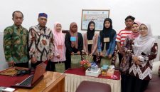 PEDULI: Kepala SMAN 3 Pamekasan Wardi, S.Pd (pakai kopyah) dan para guru saat foto bersama siswa. (LAILIYATUN NURIYAH/KLIK MADURA).