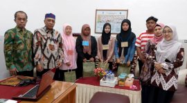 PEDULI: Kepala SMAN 3 Pamekasan Wardi, S.Pd (pakai kopyah) dan para guru saat foto bersama siswa. (LAILIYATUN NURIYAH/KLIK MADURA).