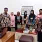 PEDULI: Kepala SMAN 3 Pamekasan Wardi, S.Pd (pakai kopyah) dan para guru saat foto bersama siswa. (LAILIYATUN NURIYAH/KLIK MADURA).