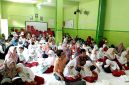 Para wali murid SDIT ABFA Pamekasan terlibat kompak menemani putra-putrinya saat mengikuti penutupan MPLS. (LAILIYATUN NURIYAH / KLIKMADURA)