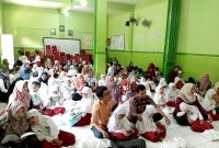 Para wali murid SDIT ABFA Pamekasan terlibat kompak menemani putra-putrinya saat mengikuti penutupan MPLS. (LAILIYATUN NURIYAH / KLIKMADURA)