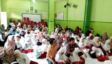 Para wali murid SDIT ABFA Pamekasan terlibat kompak menemani putra-putrinya saat mengikuti penutupan MPLS. (LAILIYATUN NURIYAH / KLIKMADURA)