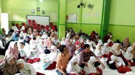 Para wali murid SDIT ABFA Pamekasan terlibat kompak menemani putra-putrinya saat mengikuti penutupan MPLS. (LAILIYATUN NURIYAH / KLIKMADURA)