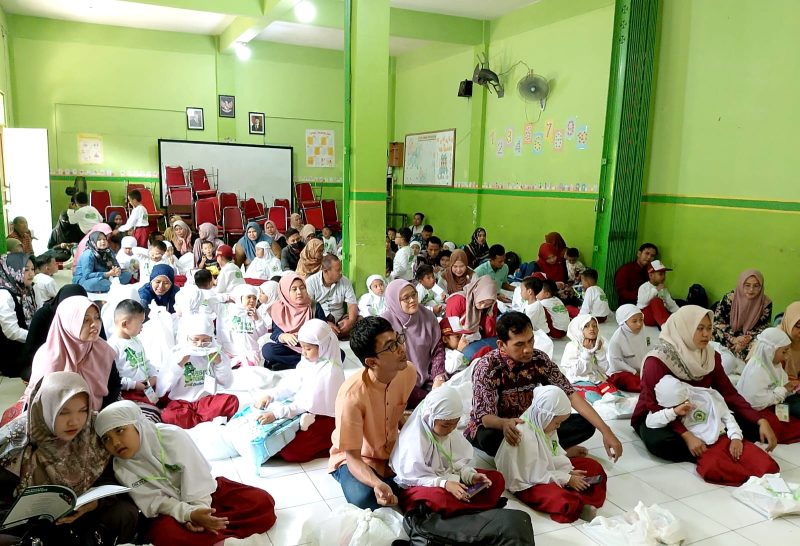 Para wali murid SDIT ABFA Pamekasan terlibat kompak menemani putra-putrinya saat mengikuti penutupan MPLS. (LAILIYATUN NURIYAH / KLIKMADURA)