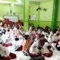 Para wali murid SDIT ABFA Pamekasan terlibat kompak menemani putra-putrinya saat mengikuti penutupan MPLS. (LAILIYATUN NURIYAH / KLIKMADURA)