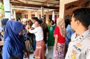 HISTERIS: Puluhan warga berkumpul usai bocah dievakuasi dari pantai di Dusun Paniniran, Desa Tamberu Barat, Kecamatan Sokobanah. (ISTIMEWA)