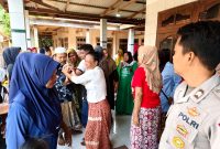 HISTERIS: Puluhan warga berkumpul usai bocah dievakuasi dari pantai di Dusun Paniniran, Desa Tamberu Barat, Kecamatan Sokobanah. (ISTIMEWA)