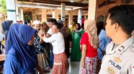 HISTERIS: Puluhan warga berkumpul usai bocah dievakuasi dari pantai di Dusun Paniniran, Desa Tamberu Barat, Kecamatan Sokobanah. (ISTIMEWA)