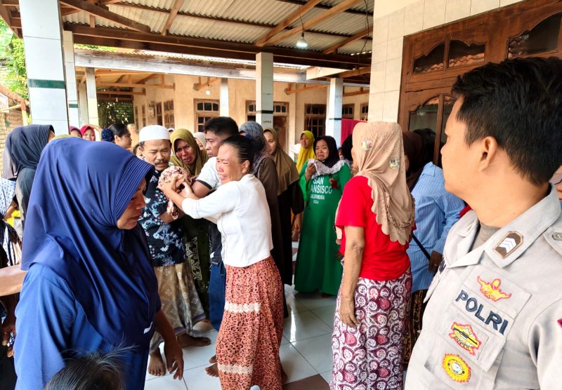 HISTERIS: Puluhan warga berkumpul usai bocah dievakuasi dari pantai di Dusun Paniniran, Desa Tamberu Barat, Kecamatan Sokobanah. (ISTIMEWA)