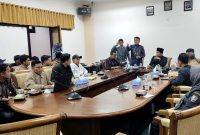 Puluhan aktivis FAM audiensi dengan Komisi I DPRD Sampang terkait pj kades. (IBNU ANSORI / KLIKMADURA)