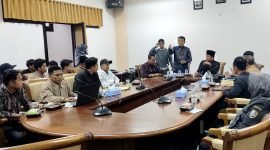 Puluhan aktivis FAM audiensi dengan Komisi I DPRD Sampang terkait pj kades. (IBNU ANSORI / KLIKMADURA)