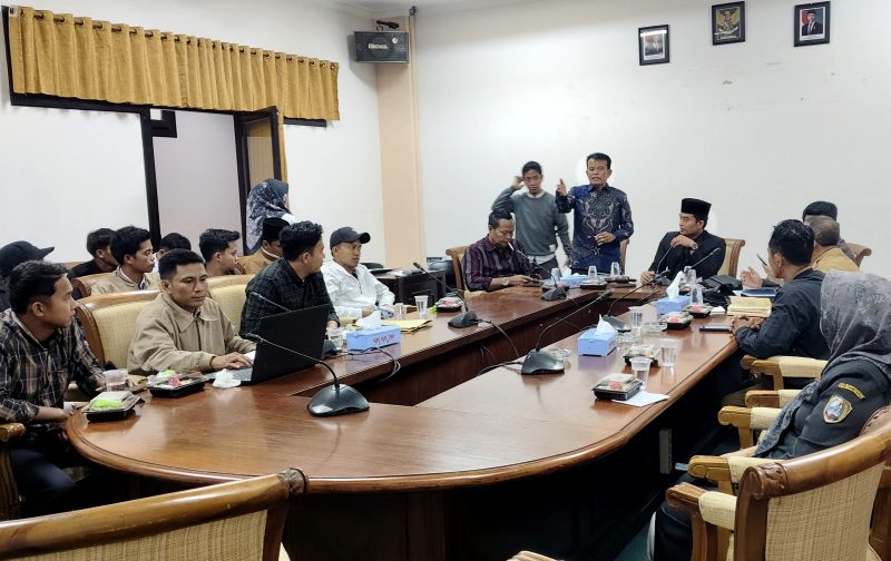Puluhan aktivis FAM audiensi dengan Komisi I DPRD Sampang terkait pj kades. (IBNU ANSORI / KLIKMADURA)