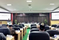 Bupati Pamekasan KH. Kholilurrahman saat menyampaikan jawaban atas PU Fraksi terkait RPJMD di Ruang Paripurna DPRD Pamekasan. (MOH. IQBALUL KHAVEI MZ / KLIKMADURA)