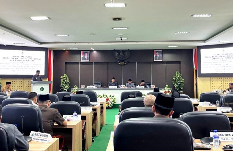 Bupati Pamekasan KH. Kholilurrahman saat menyampaikan jawaban atas PU Fraksi terkait RPJMD di Ruang Paripurna DPRD Pamekasan. (MOH. IQBALUL KHAVEI MZ / KLIKMADURA)