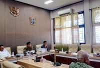 Anggota Komisi IV DPRD Pamekasan saat menerima audiensi dari wali murid SDIT Al-Uswah Pamekasan beberapa waktu lalu. (DOK. KLIKMADURA)