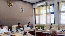 Anggota Komisi IV DPRD Pamekasan saat menerima audiensi dari wali murid SDIT Al-Uswah Pamekasan beberapa waktu lalu. (DOK. KLIKMADURA)